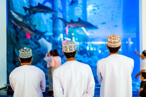Uomini arabi all'Acquario di Dubai
